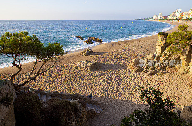 Platja D'Aro在海滩上岩石